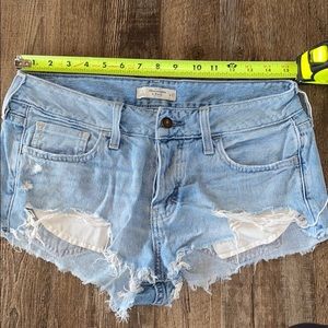 Low rise light wash distressed A&F shorts!